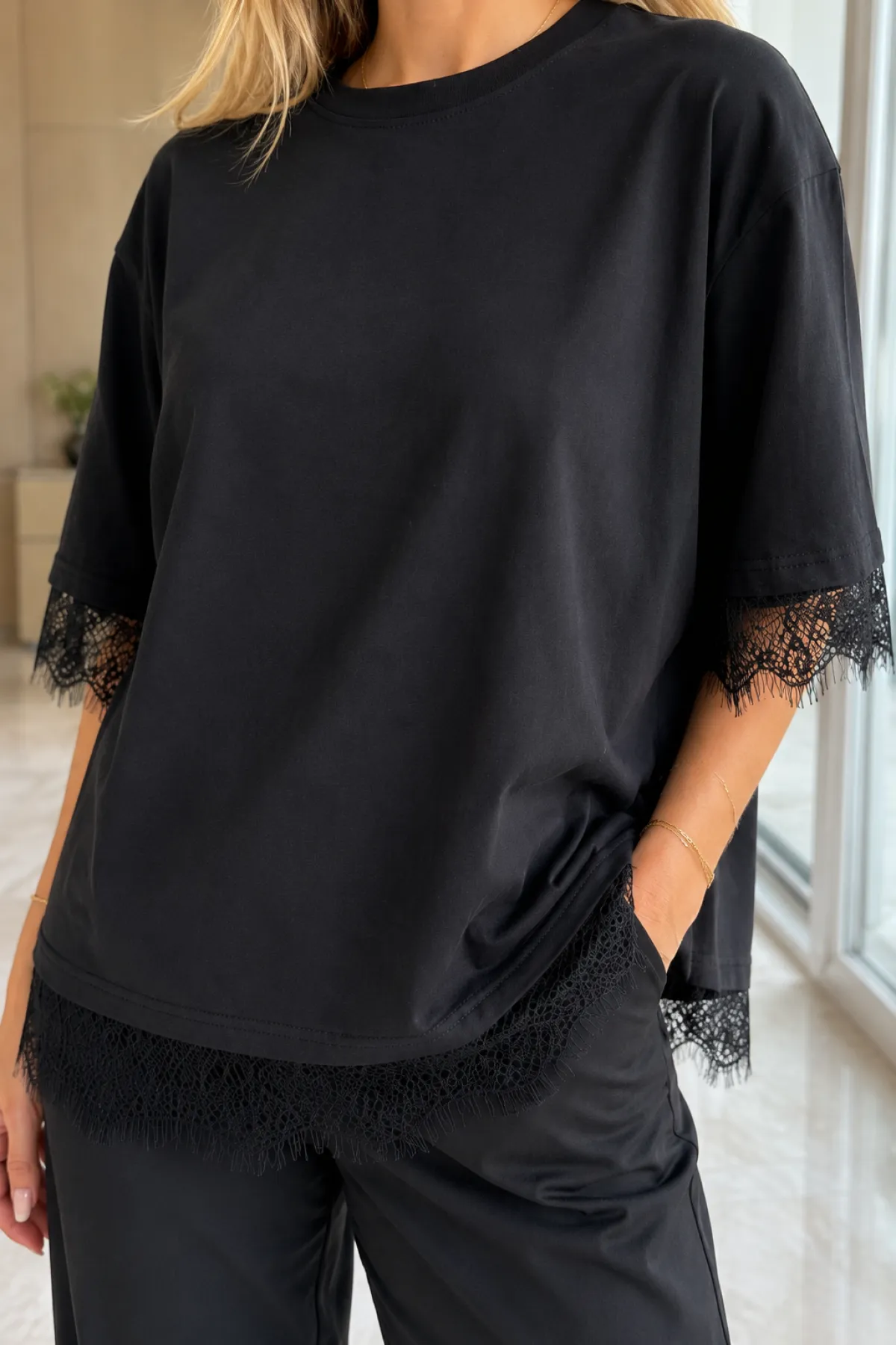 Kadın Kol Ve Etek Ucu Dantelli T-Shirt