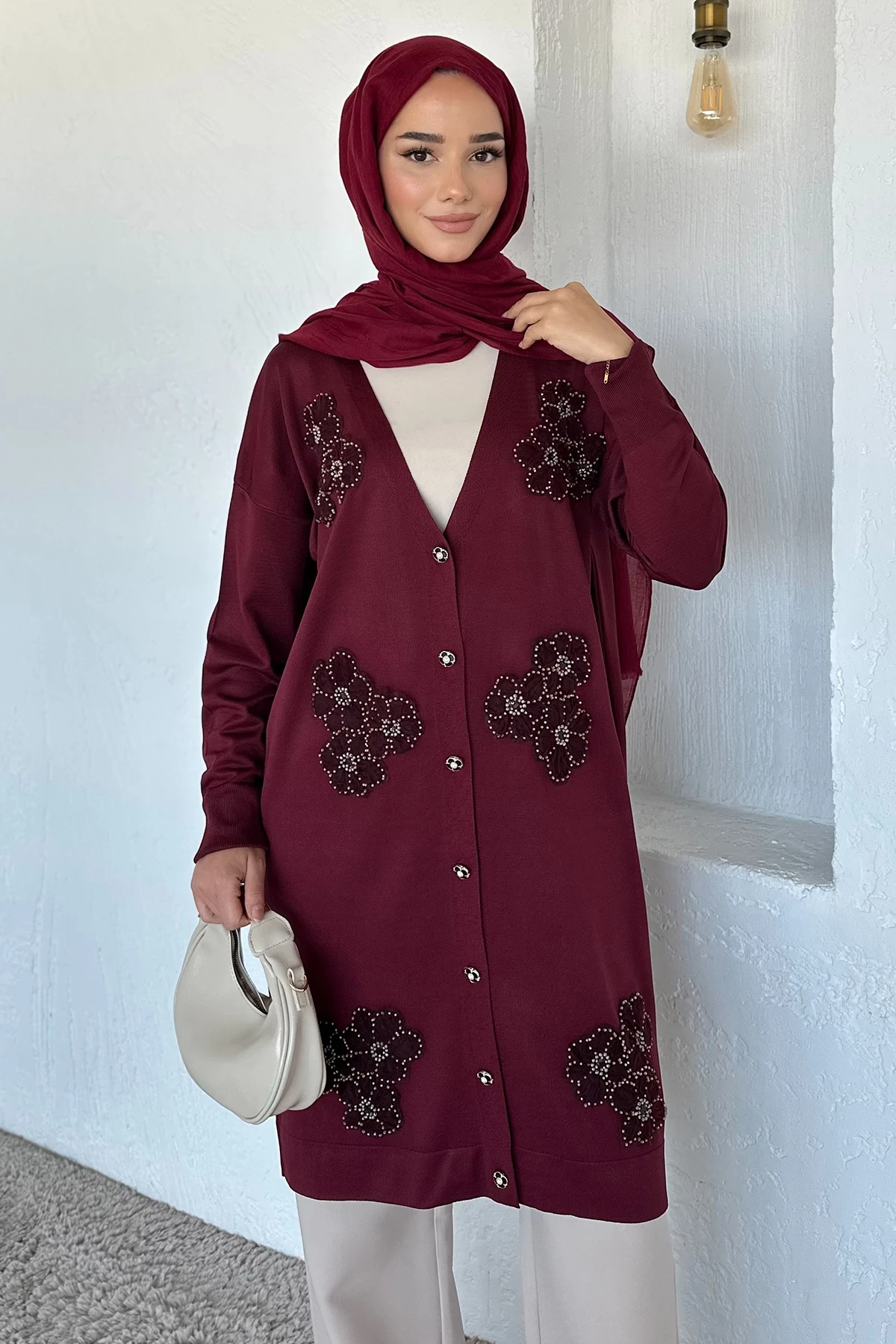 kadın V YAKA GÜL NAKIŞLI DÜĞMELİ UZUN CEKET