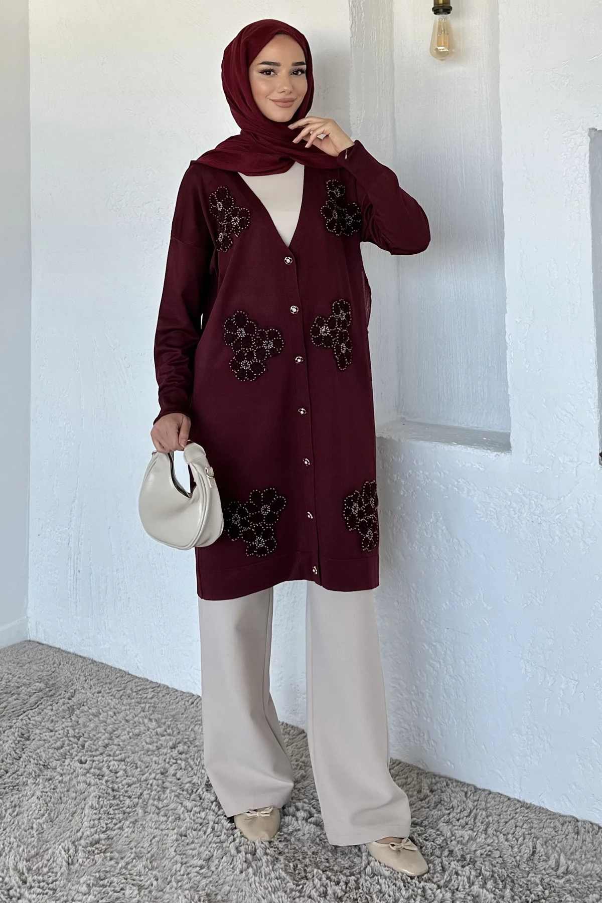 kadın V YAKA GÜL NAKIŞLI DÜĞMELİ UZUN CEKET