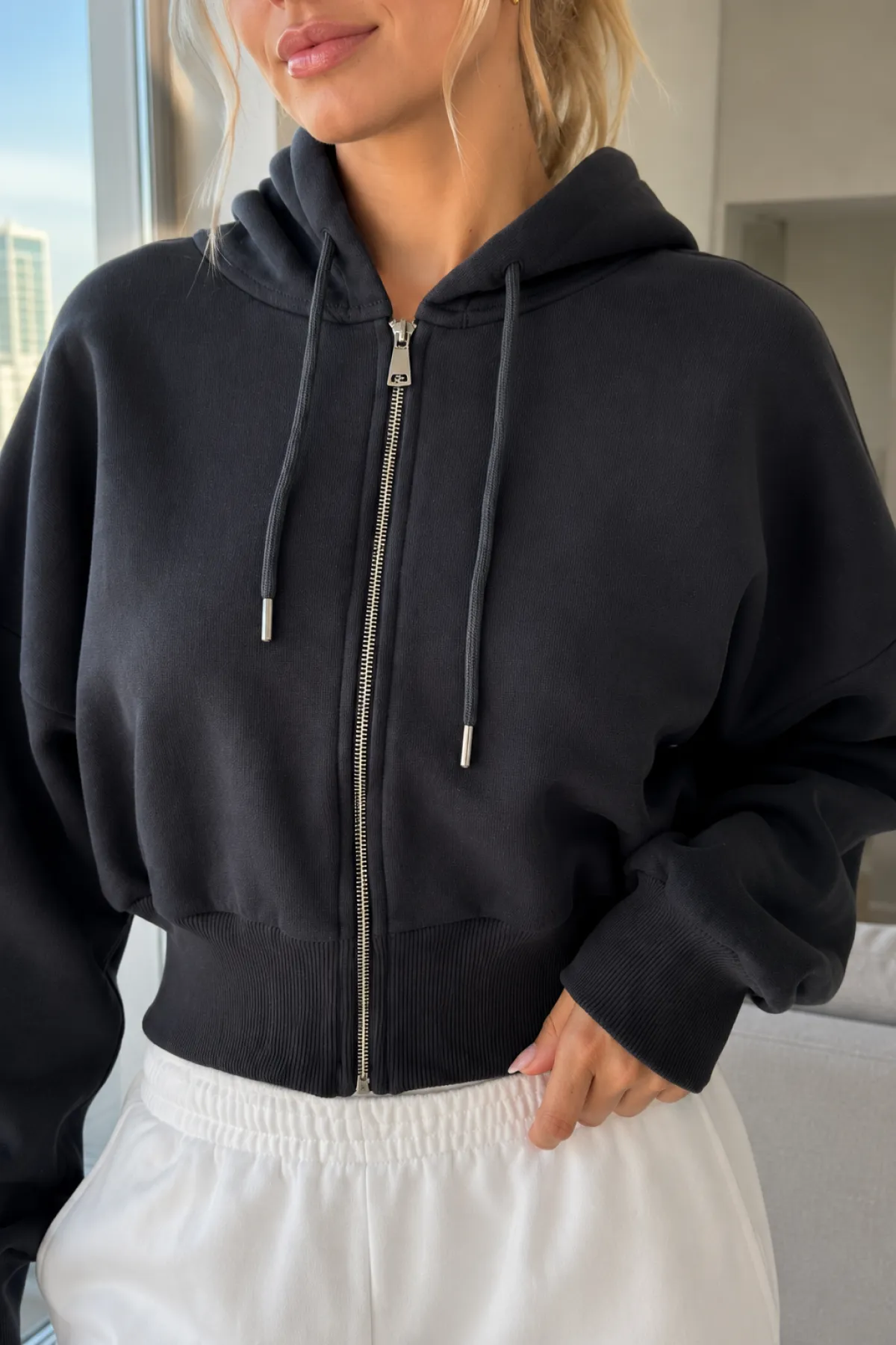 Kadın Kapşonlu Kısa Fermuarlı Sweat
