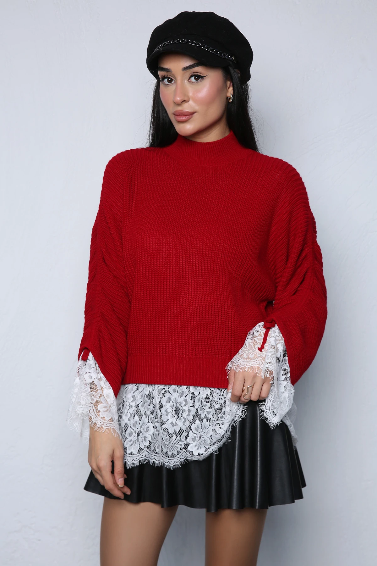 Kol Ucu Ve Etek Ucu Dantelli Bluz